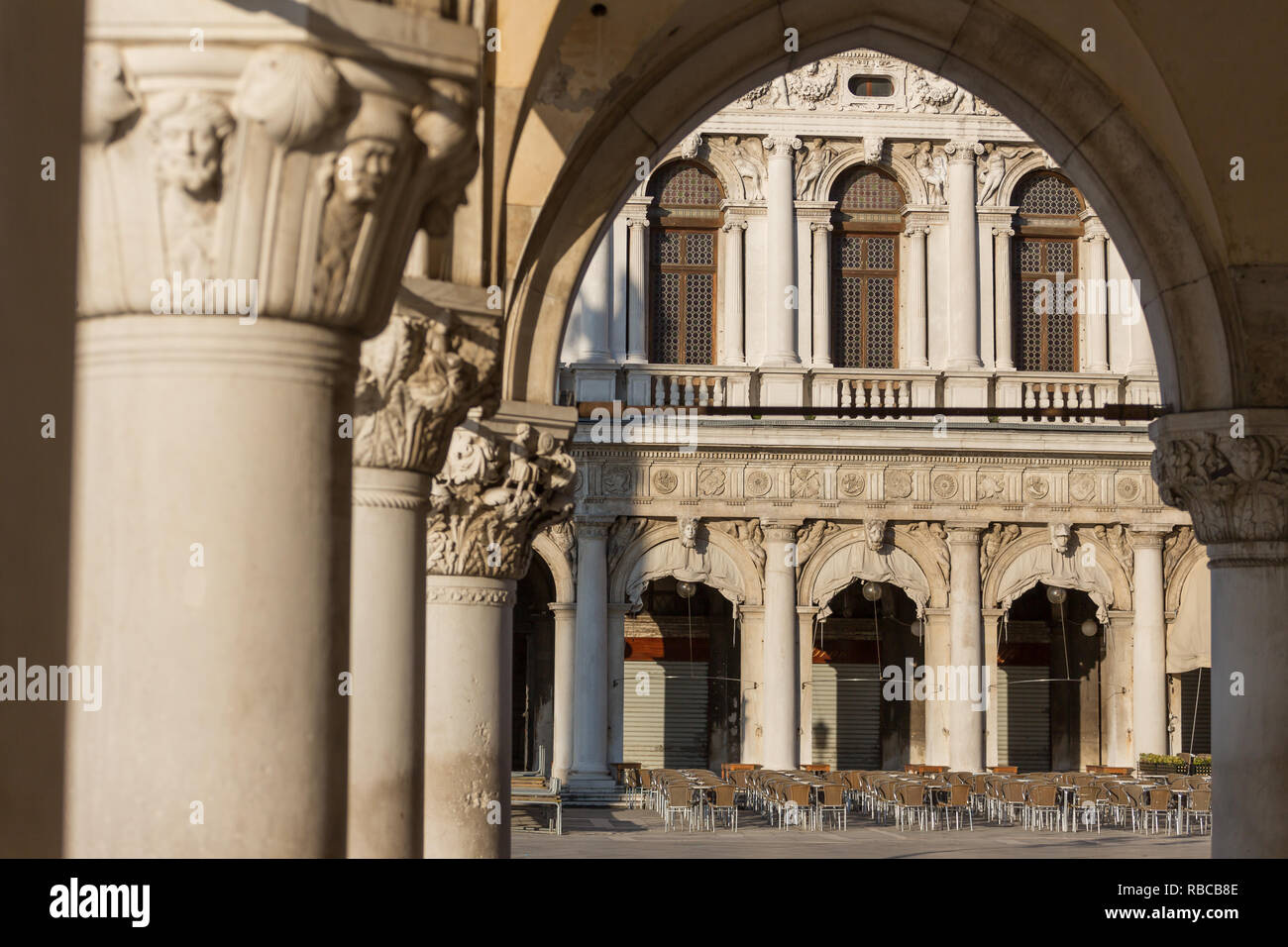 Vue à travers la voûte sous le Doge's Palace de la Place San Marco, Venise, Italie Banque D'Images