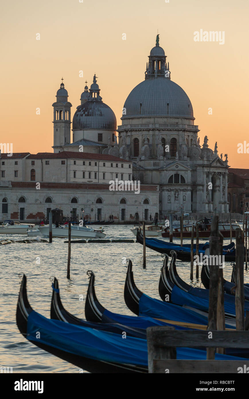 Santa Maria della Salute et parking télécabine au coucher du soleil à Venise, Italie Banque D'Images