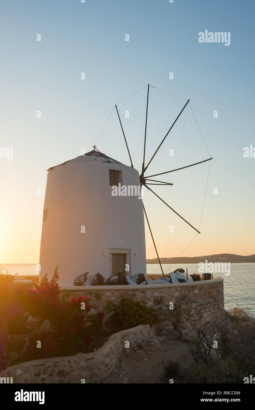 Moulin à vent traditionnel des cyclades au coucher du soleil sur l'île de Paros, Cyclades, Grèce Banque D'Images