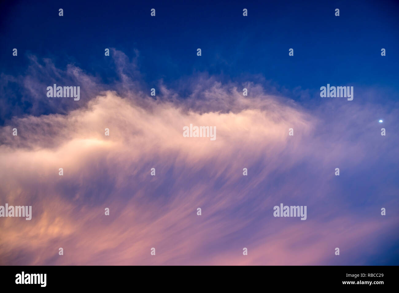 Vague de nuages et la lune Banque D'Images