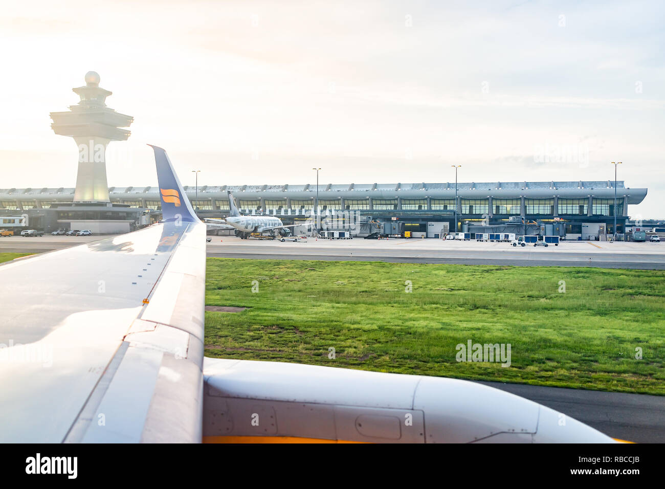 Dulles, USA - Le 13 juin 2018 : l'aéroport international de Dulles, SAI, avec Icelandair avion pendant le coucher du soleil avec vue sur la borne en Virginie, centre de commande Banque D'Images