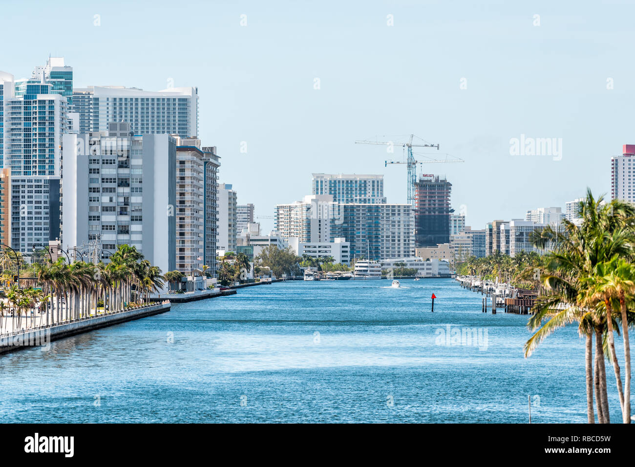Hollywood Beach en Floride Miami cityscape horizon de gratte-ciel résidentiel condo appartements bâtiments côtiers, high angle view of Stranahan Riv Banque D'Images
