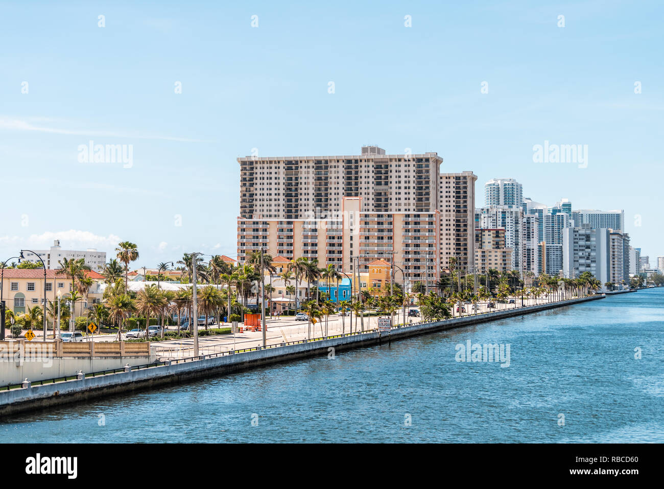 Hollywood, Etats-Unis - 6 mai 2018 : Miami beach Floride cityscape horizon de gratte-ciel résidentiel condo appartements bâtiments côtiers, high angle aerial v Banque D'Images