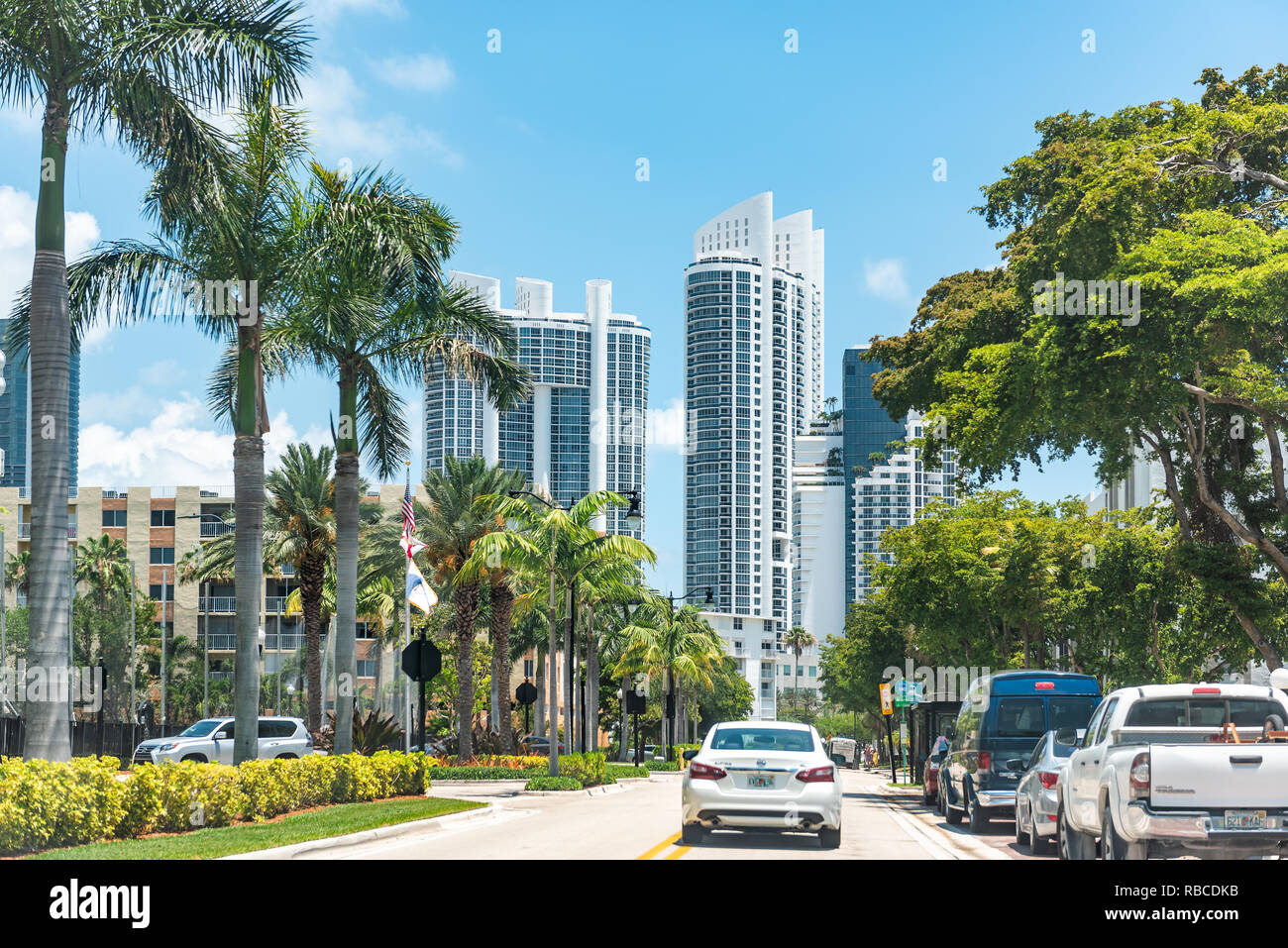 Sunny Isles Beach, USA - Mai 8, 2018 : la ville moderne au nord de Miami, en Floride, avec les routes locales et en voiture de la rue vue de la circulation de l'hôtel de luxe ap Banque D'Images