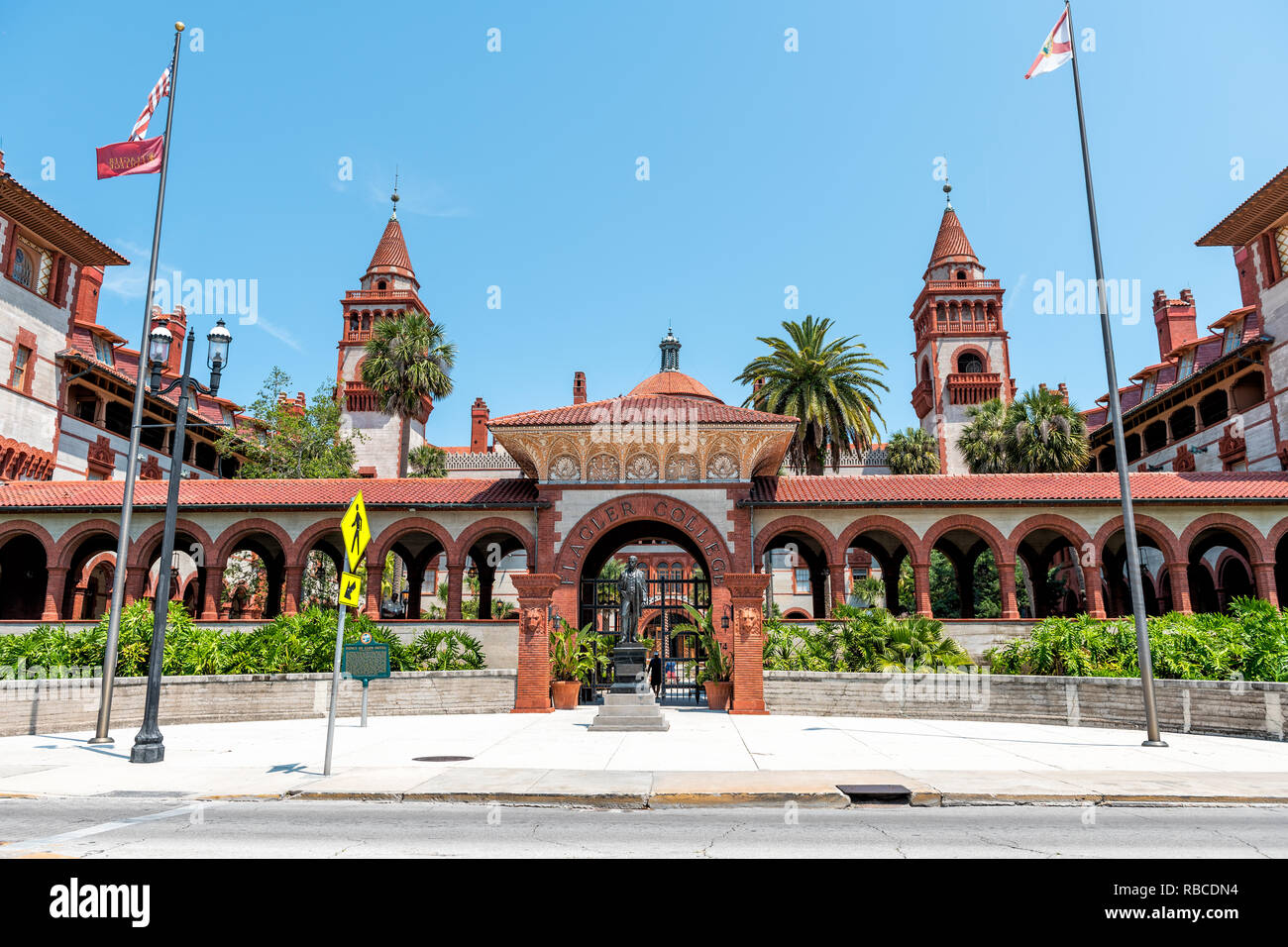 Saint Augustin, USA - 10 mai 2018 : Flagler College avec personne par l'architecture de la Floride, célèbre statue en ville historique porte d'entrée à l'université Banque D'Images