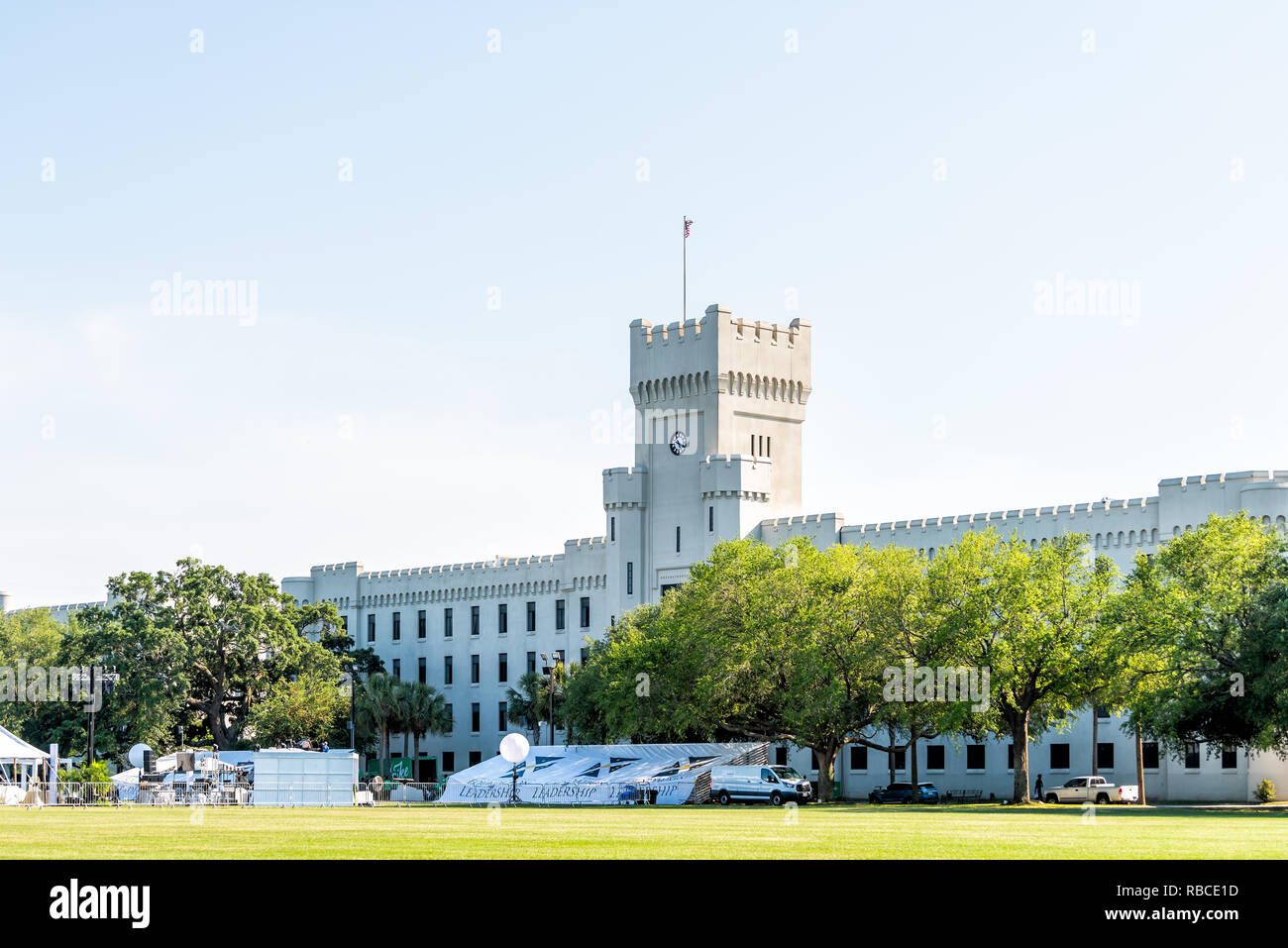 Paris, France - 12 mai 2018 : Collège militaire de la Citadelle de Caroline du Sud de l'extérieur du bâtiment de l'horloge et drapeau américain avec l'herbe verte sur la pelouse Banque D'Images