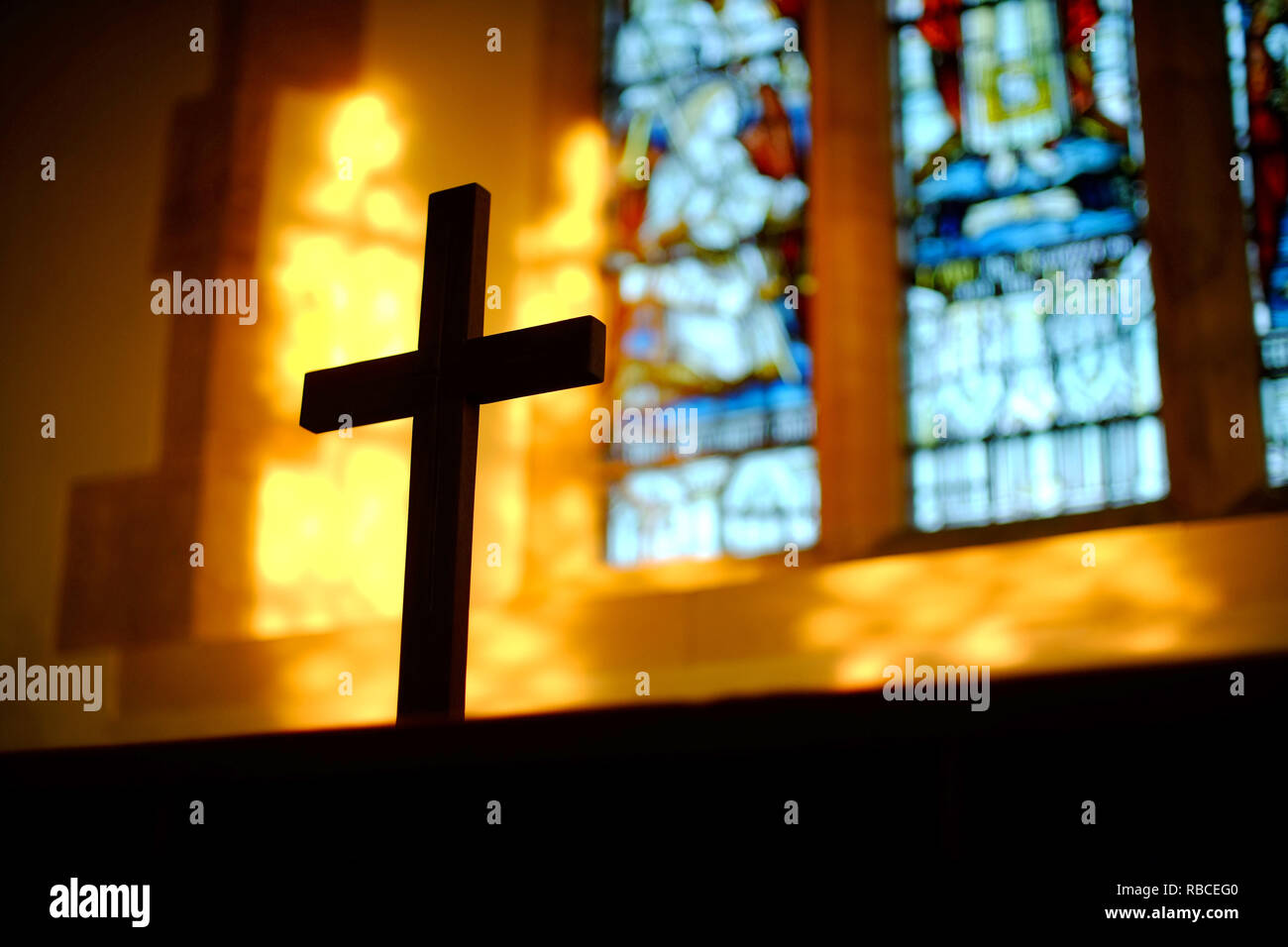 Crucifix sur un autel de l'église du village. Banque D'Images