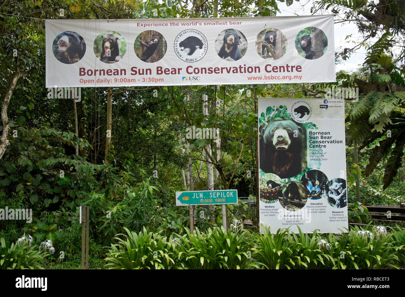 Bannière et inscrivez-vous à l'entrée du Centre de conservation des ours malais, Sandakan, Sabah (Bornéo), Malaisie Banque D'Images