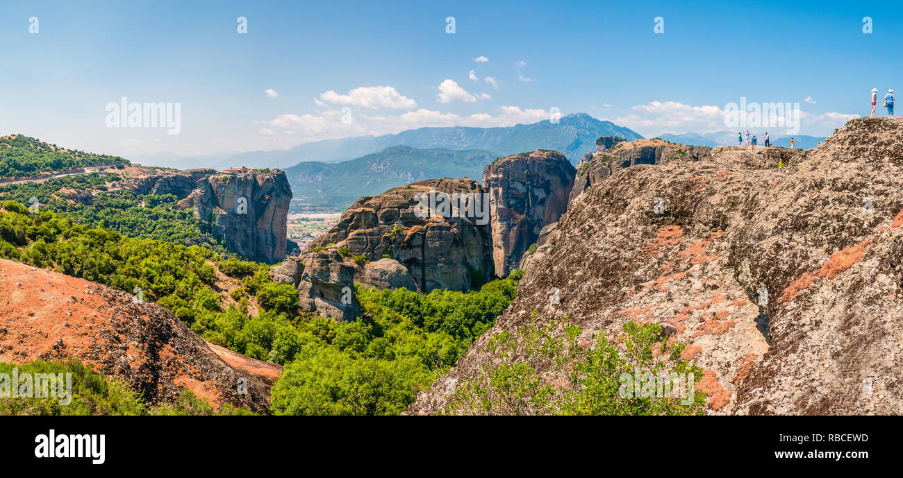 Météores, Grèce - 16 juin 2013 : vue panoramique sur les météores des formations de roche paysage pittoresque de monastères sur l'une des falaises et les gens du voyage Banque D'Images