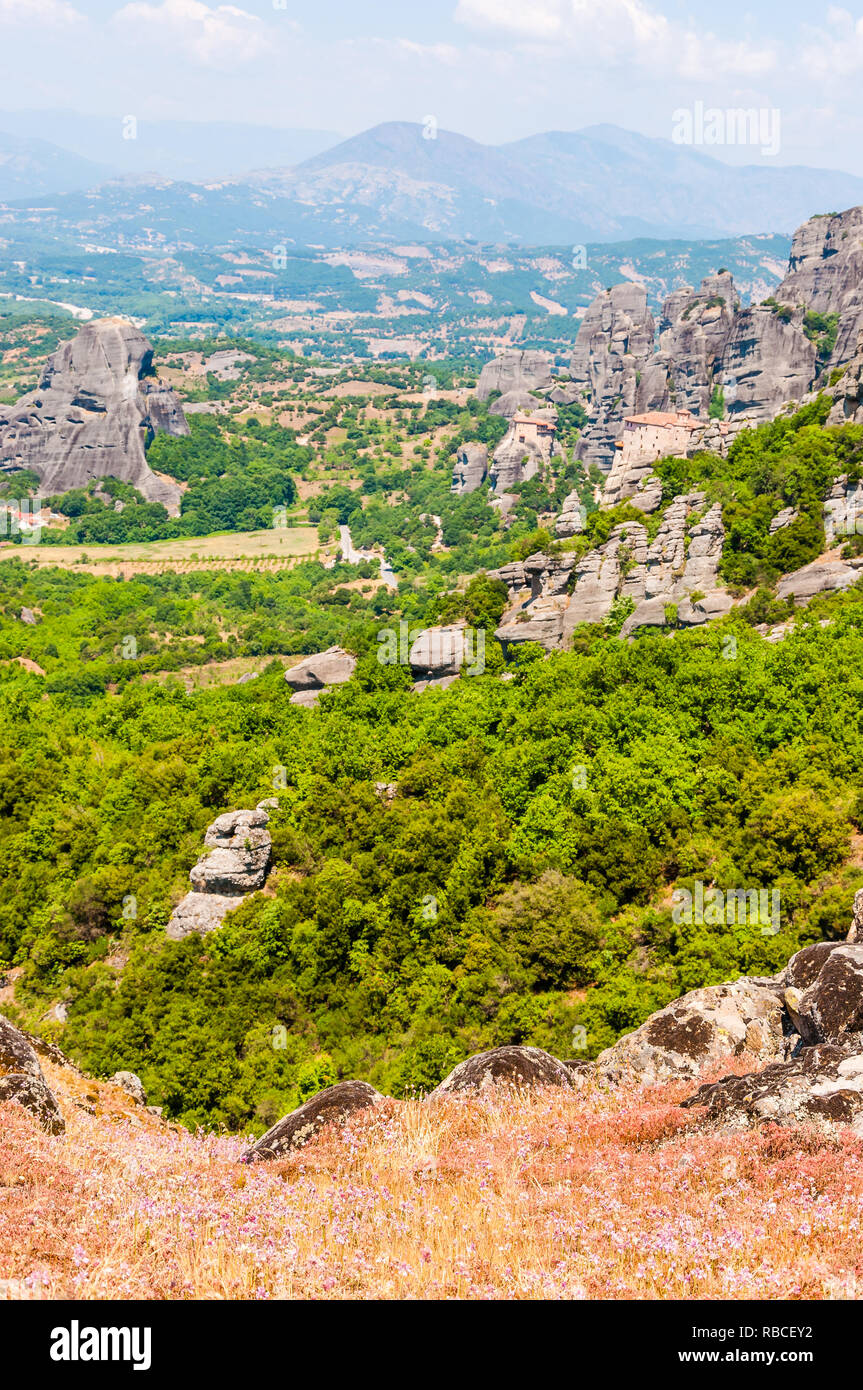 Météores, Grèce - 16 juin 2013 : vue panoramique sur le paysage pittoresque des formations rocheuses des météores avec Saint Nicolas Anapafsas de monastère sur la falaise un Banque D'Images