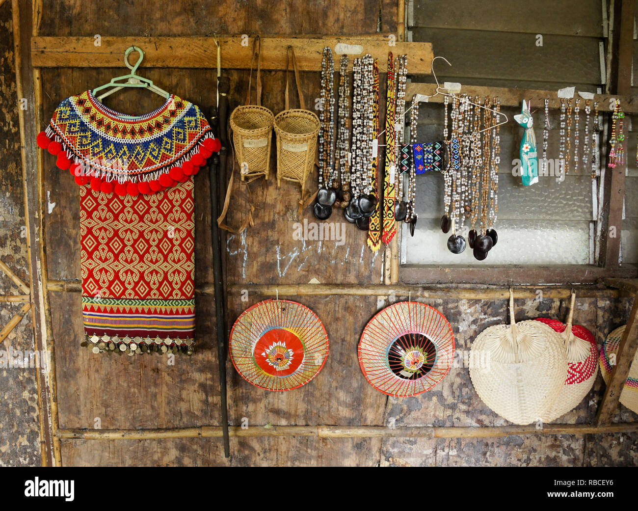 Artisanat Iban en vente à Mengkak, Batang Ai Longhouse, Parc national du Sarawak (Bornéo), Malaisie Banque D'Images