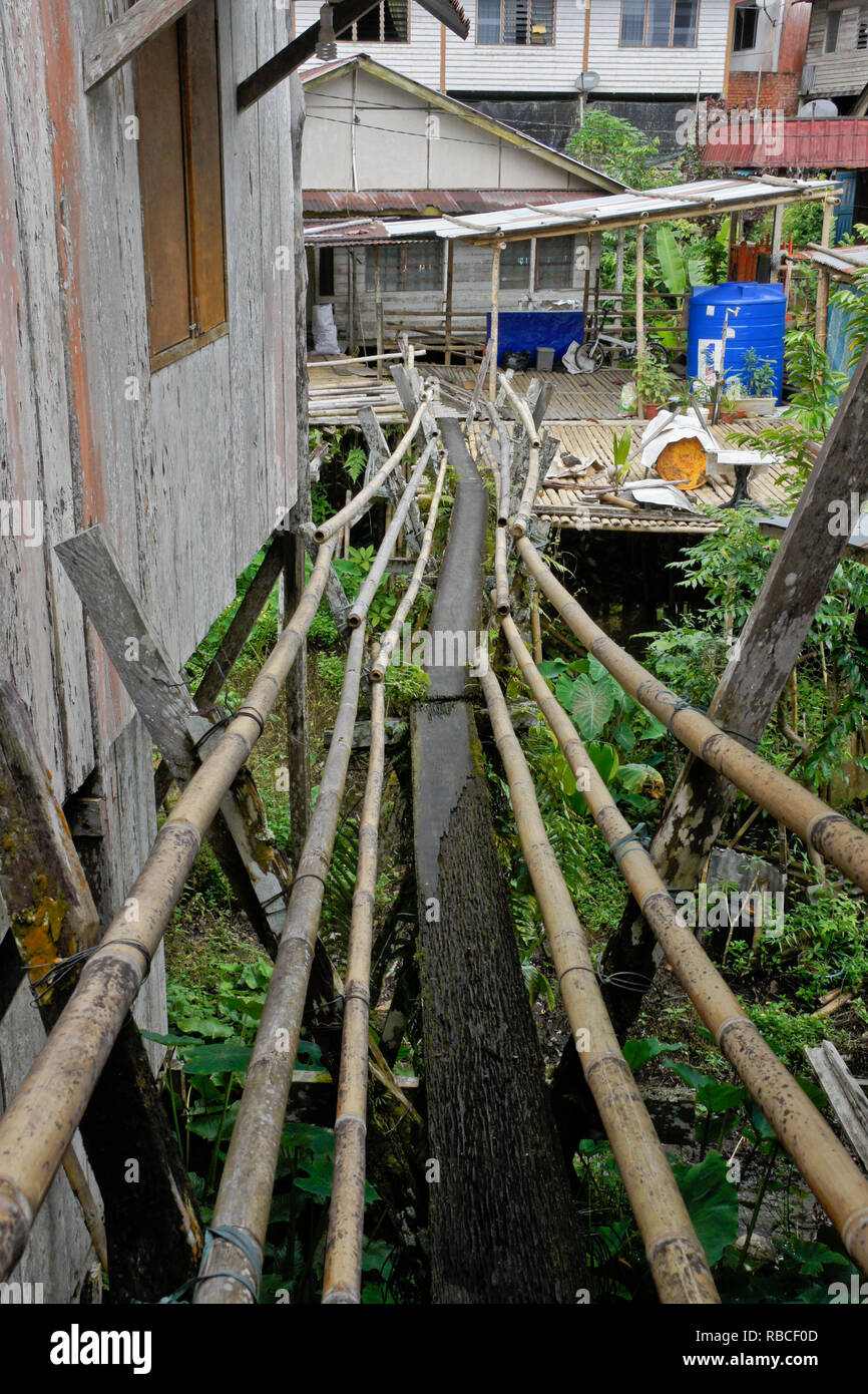 Bois et bambou pont menant à chambre à Kampung Annah Rais, Sarawak (Bornéo), Malaisie Banque D'Images