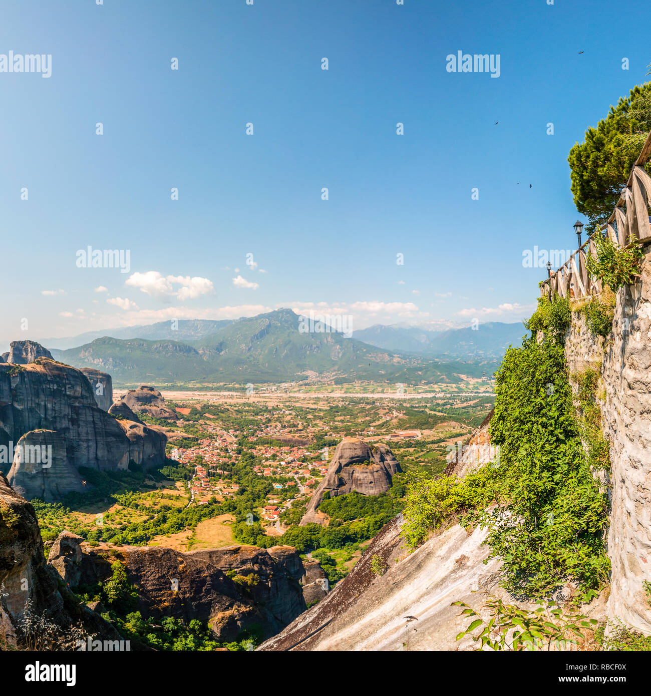 Météores, Grèce - 16 juin 2013 : vue panoramique à partir de Meteoron Monastère terrasse avec garde-corps en bois de sciage sur les météores pittoresque paysage rock formations Banque D'Images