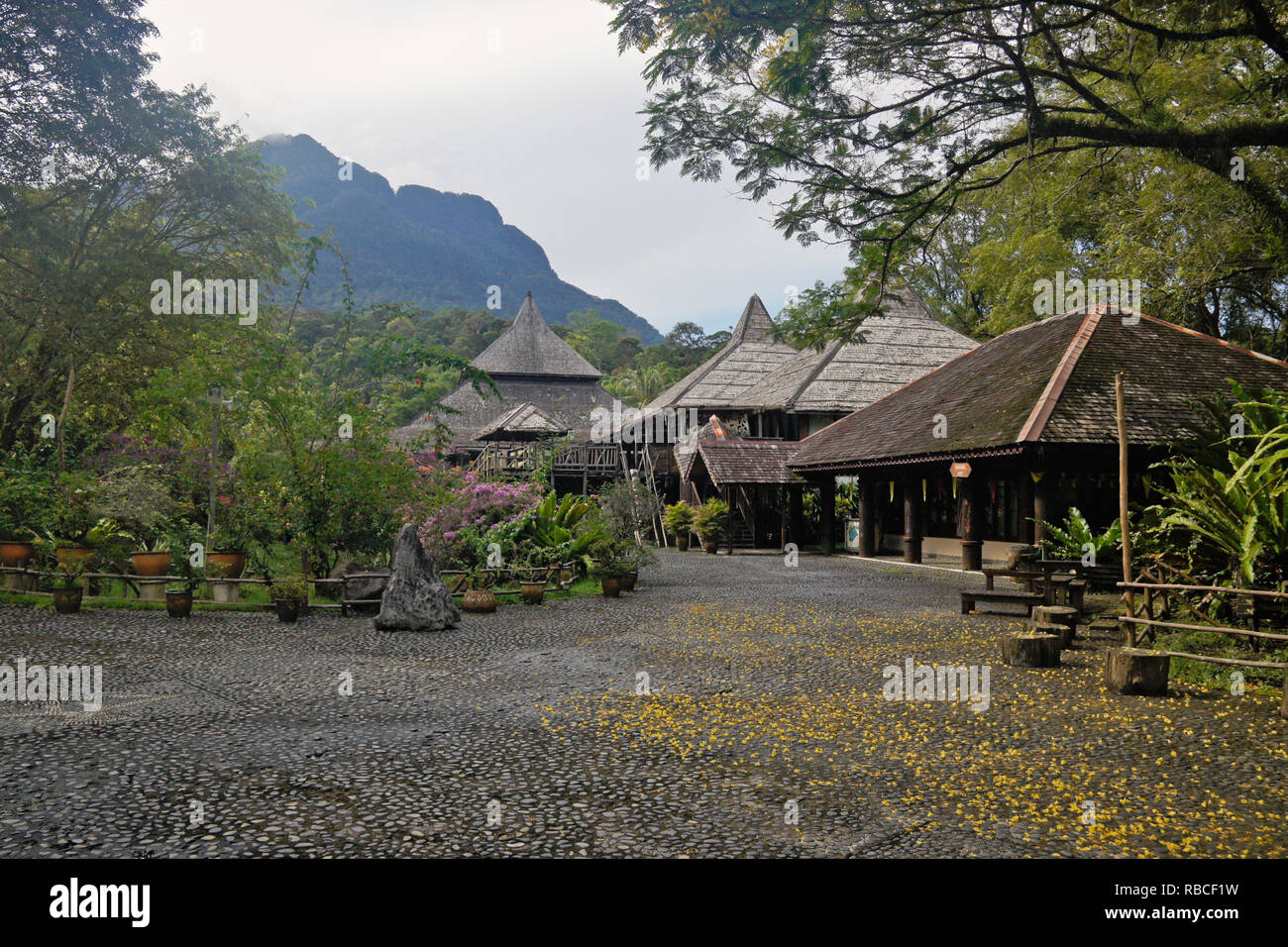 Sarawak Cultural Village au pied du Mont Gunung (Summit Pinehurst Golf & Country Club) Summit Pinehurst Golf & Country Club, Kuching, Sarawak (Bornéo), Malaisie Banque D'Images