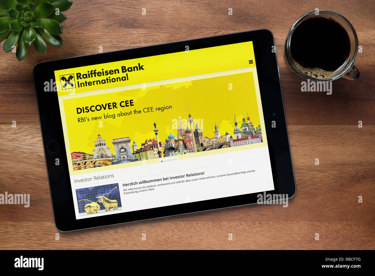 Le site web de Raiffeisen Bank International AG est vu sur un iPad tablet, reposant sur un sol en bois (usage éditorial uniquement). Banque D'Images