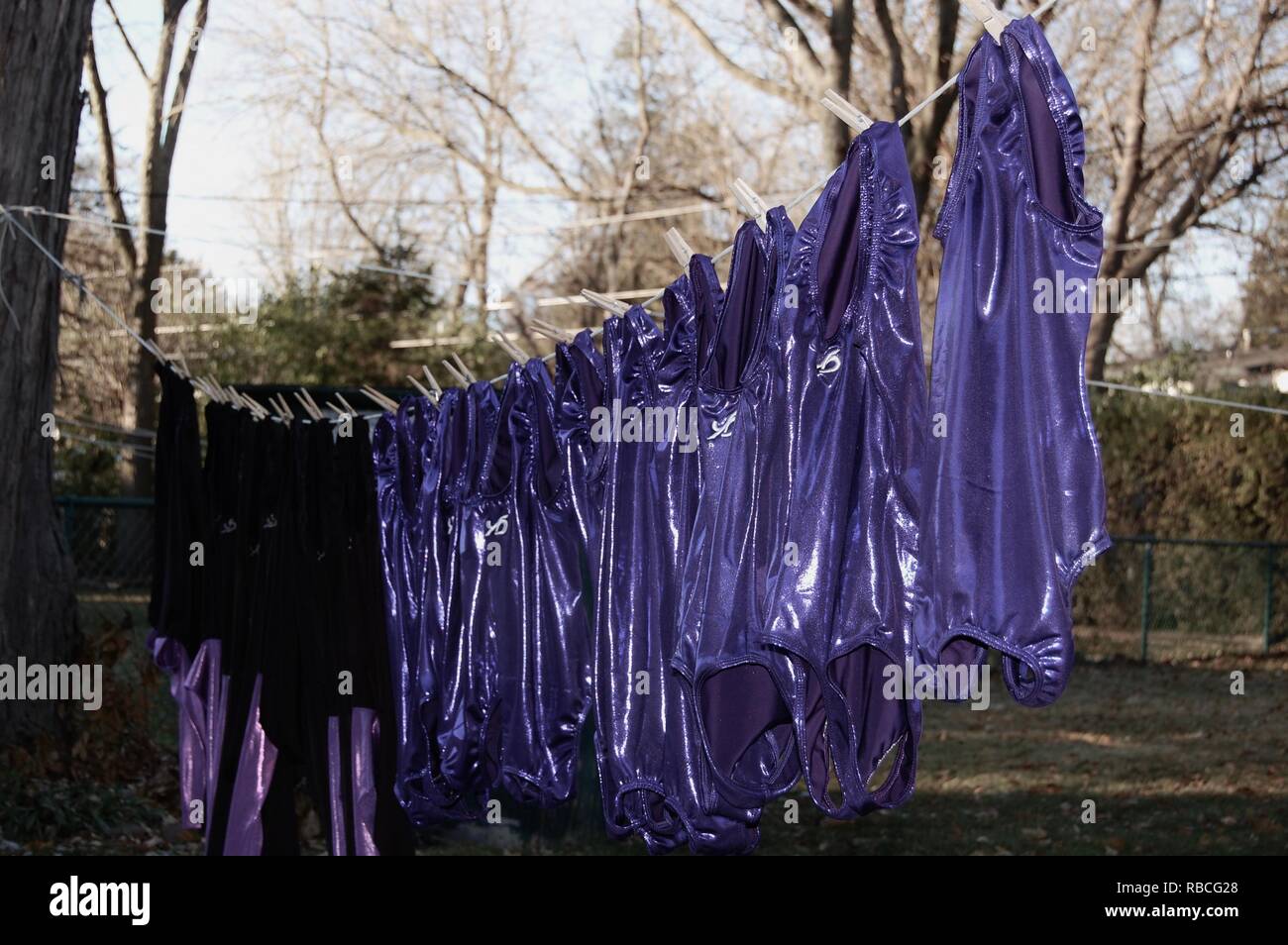 Les vêtements sur un fil à linge extérieur Banque D'Images