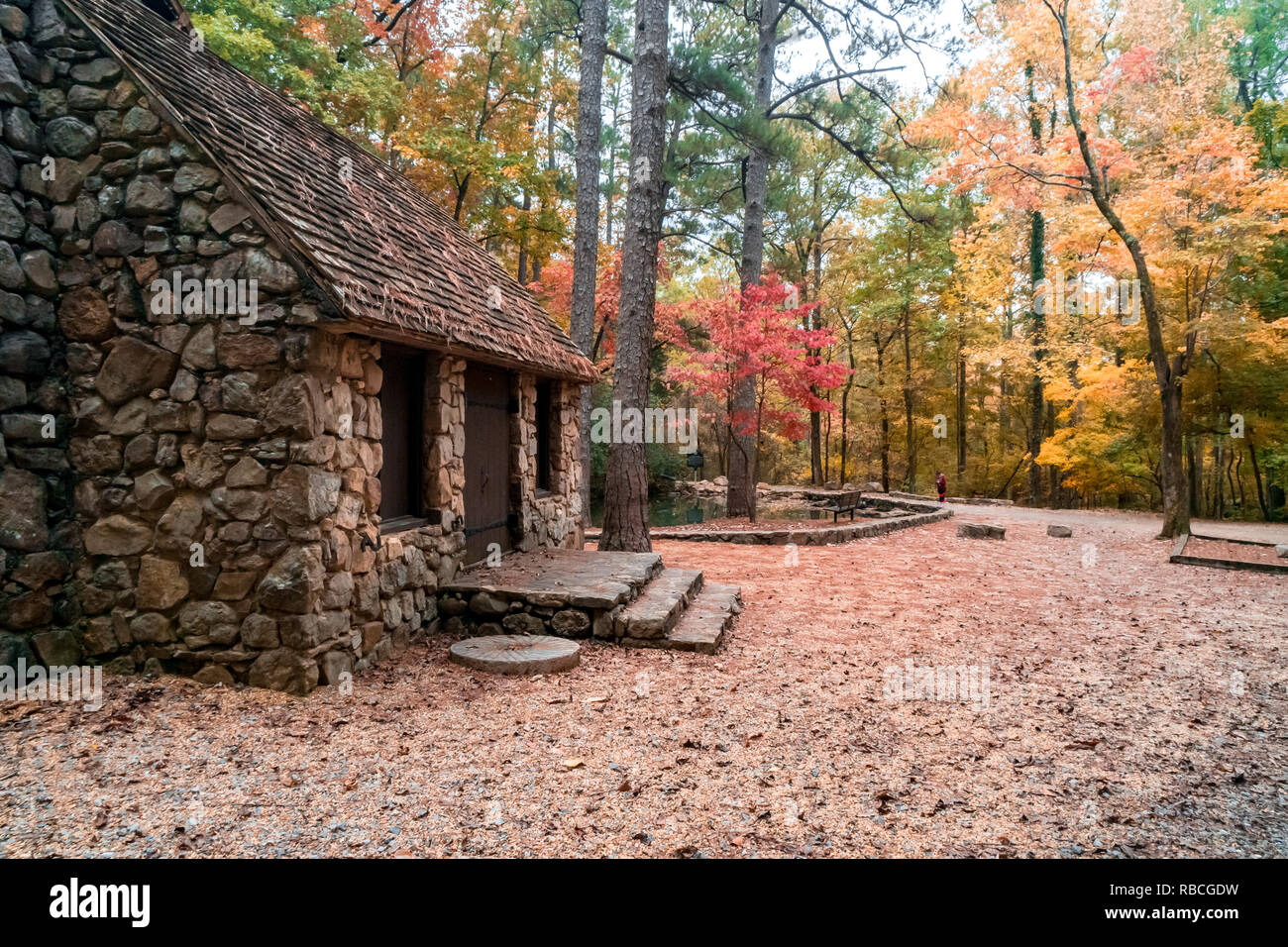 Vue panoramique de l'automne en bois historique ancien moulin en Géorgie. Ancien moulin a été construit en 1930 par du personnel étudiant et le plus grand dans le monde. Banque D'Images