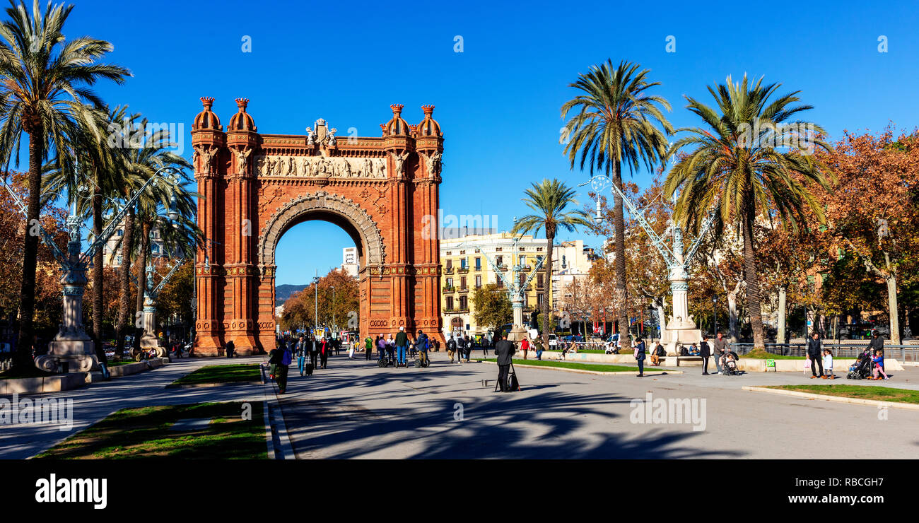 Menschen vor dem Triumphbogen, Arc de Triomf, Passeig de Lluis Companys, Barcelona, Katalonien, Spanien Banque D'Images