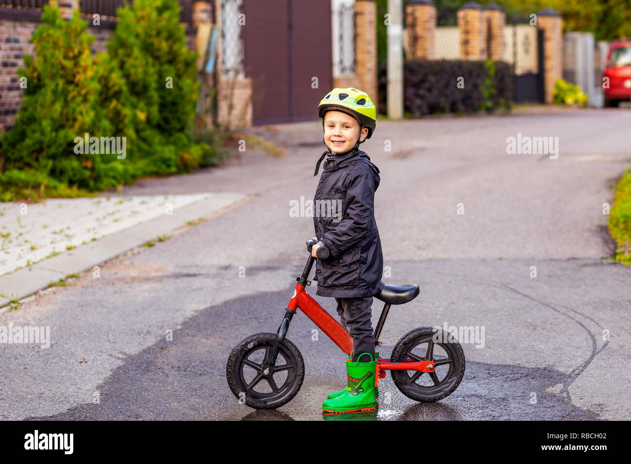 Casque enfant en équilibre en vélo (vélo de course). L'enfance Banque D'Images
