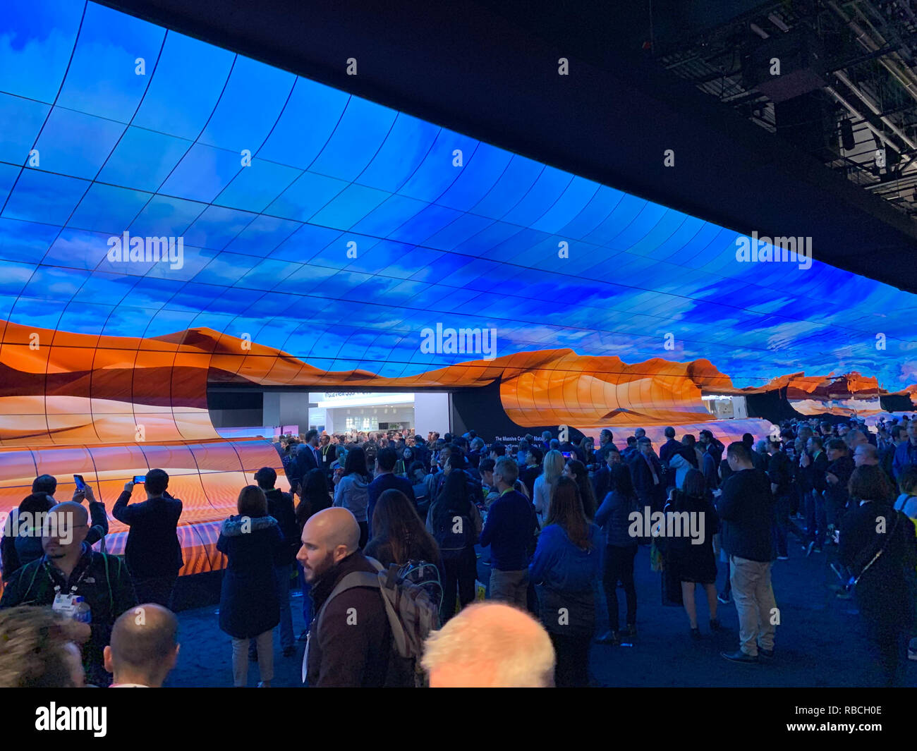 Un mur d'écrans qui marque l'entrée de l'entreprise coréenne LG's stand lors de la Consumer Electronics Show (CES) à Las Vegas. Banque D'Images