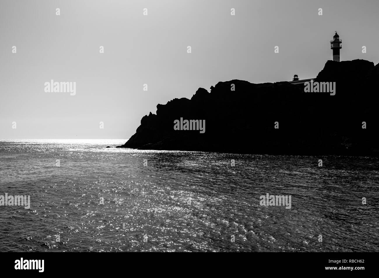 Le phare sur la côte rocheuse de l'océan Atlantique. Le Cap (Punta de Teno Teno). Tenerife. Îles Canaries. L'Espagne. Noir et blanc. Banque D'Images Le phare sur la côte rocheuse de l'océan Atlantique. Le Cap (Punta de Teno Teno). Tenerife. Îles Canaries. L'Espagne. Noir et blanc. Banque D'Images