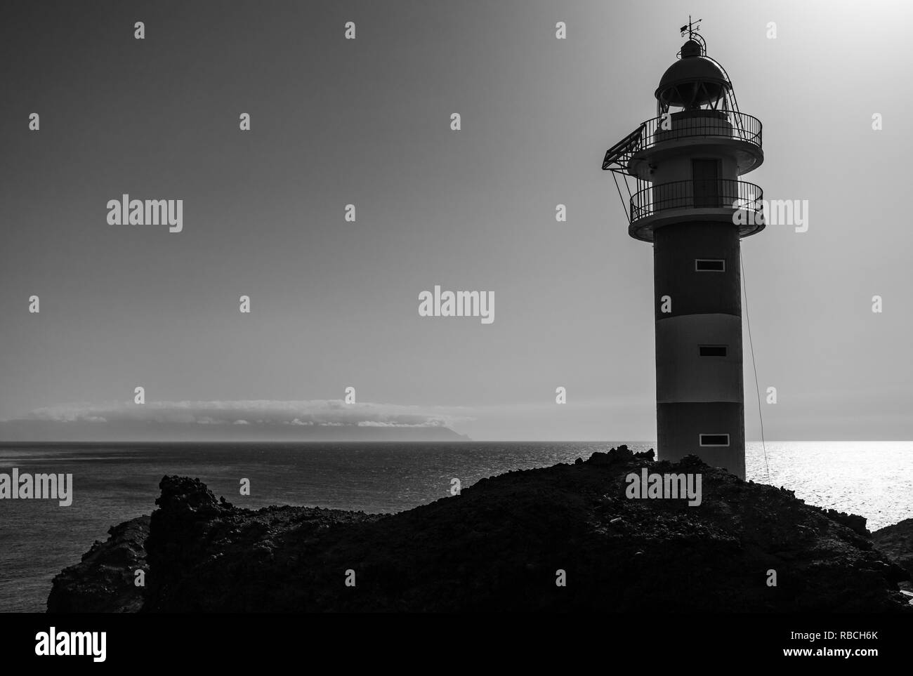 Le phare sur la côte rocheuse de l'océan Atlantique. Le Cap (Punta de Teno Teno). Tenerife. Îles Canaries. L'Espagne. Noir et blanc. Banque D'Images Le phare sur la côte rocheuse de l'océan Atlantique. Le Cap (Punta de Teno Teno). Tenerife. Îles Canaries. L'Espagne. Noir et blanc. Banque D'Images