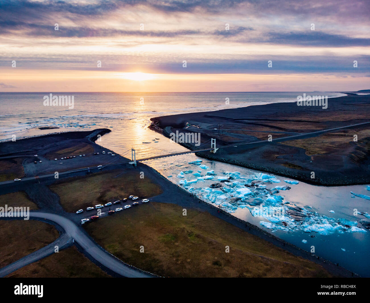 Plage du diamant et Glacier Jökulsárlón Lagoon en Islande vue aérienne Banque D'Images
