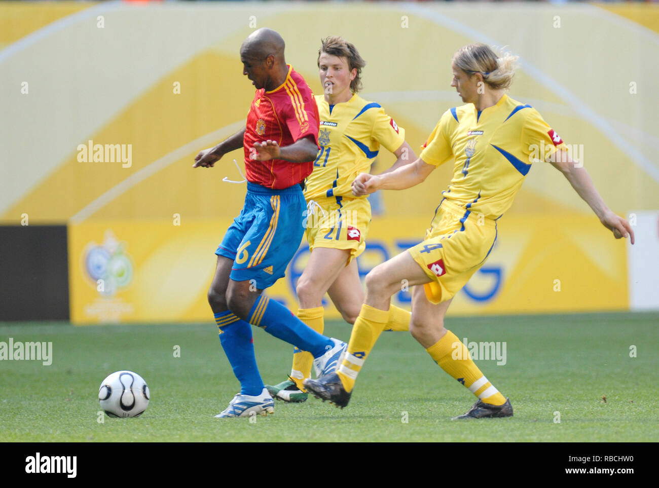 Zentralstadion Leipzig Allemagne 14.06. 2006 Coupe du Monde de la FIFA, Allemagne 2006, l'Espagne contre l'Ukraine 4:0 --- Marcos Senna (ESP), Ruslan ROTAN (m.), Anatoliy Tymoschuk Banque D'Images