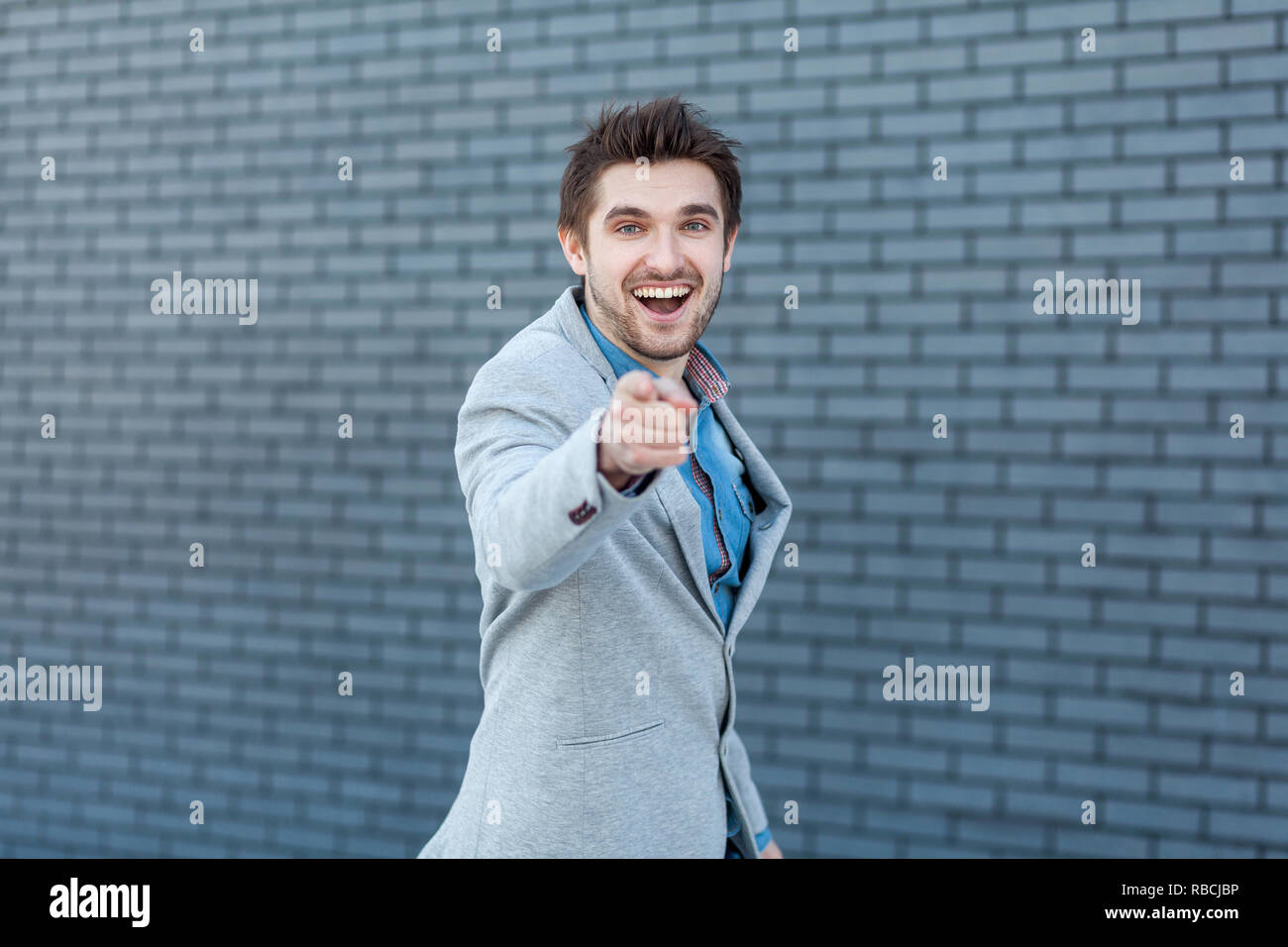 Wow, c'est vous ? Portrait of happy surpris beau barbu dans un style décontracté, permanent et de pointage à la caméra avec étonnement excités à faire face. Banque D'Images