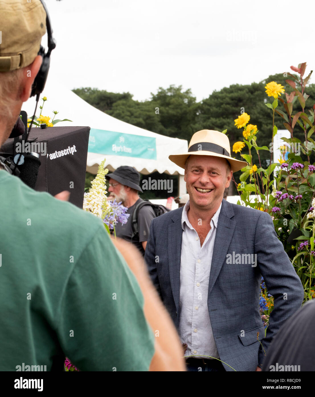 Présentatrice TV et jardin designer, Jo, l'enregistrement rapide à l'appareil photo pour une émission de télévision à Tatton Park RHS Flower show. Banque D'Images