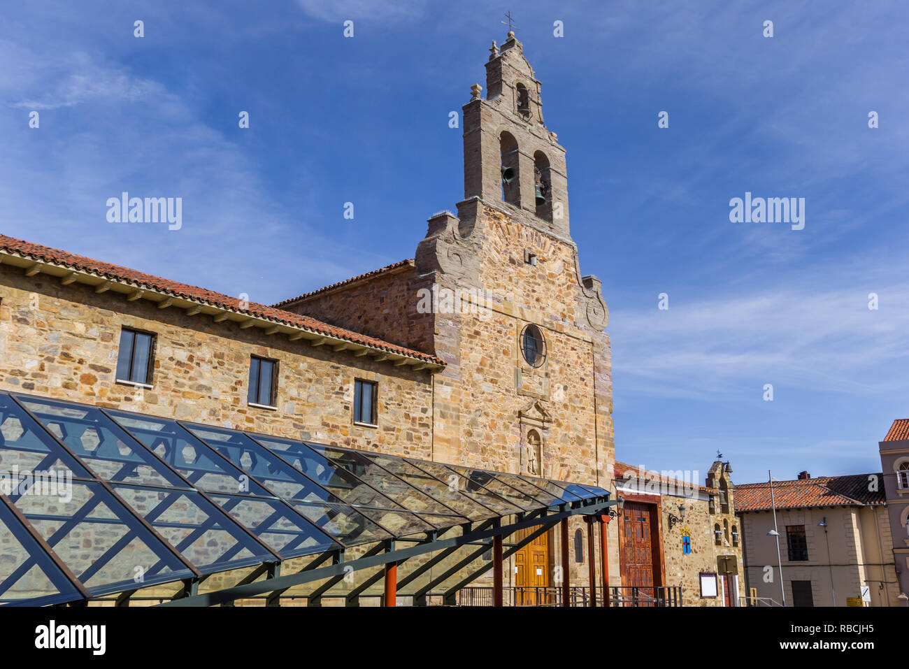 Toit en verre et l'église San Francisco à Astorga, Espagne Banque D'Images