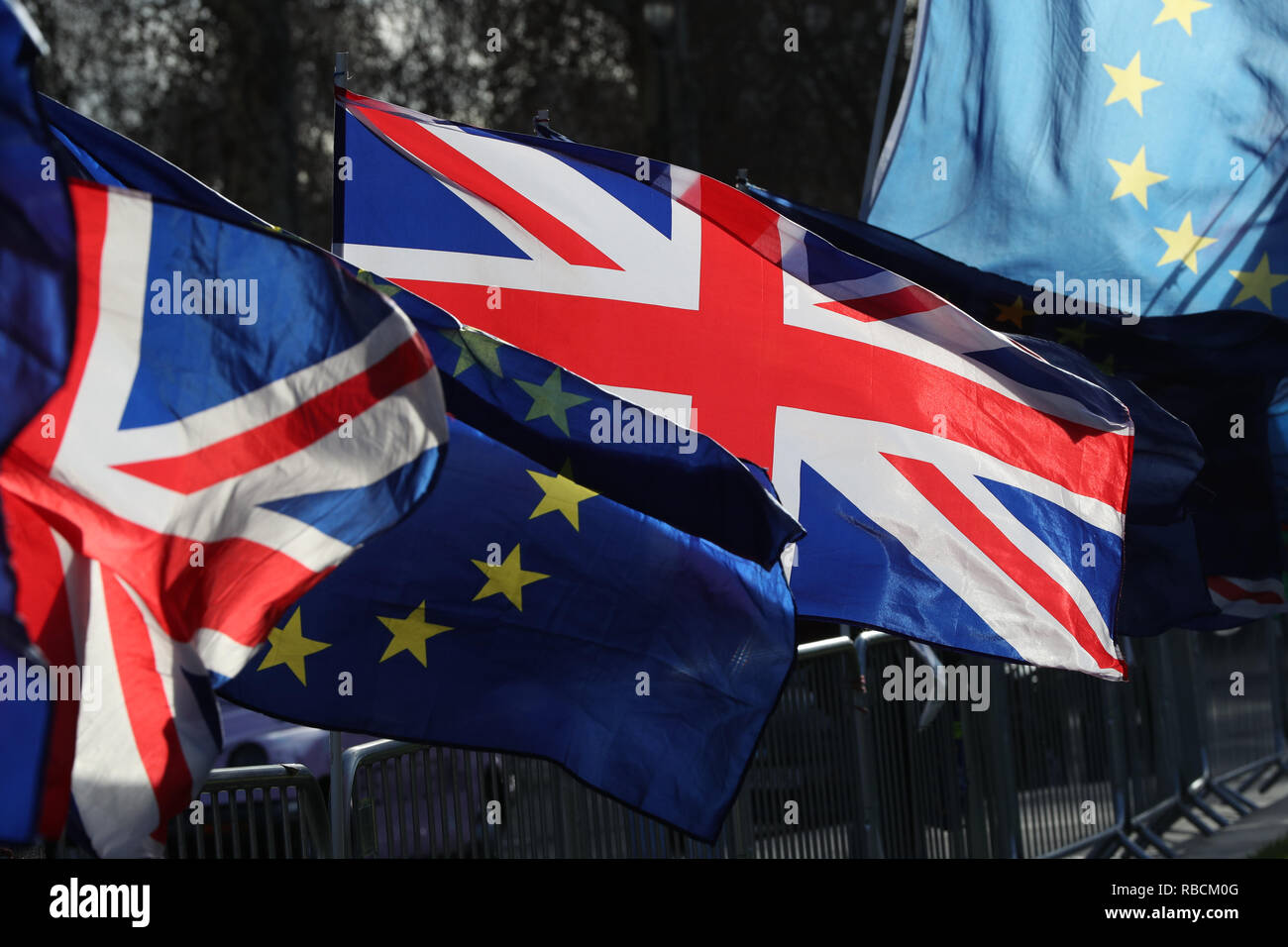 Le drapeau européen et le drapeau de l'Union à l'extérieur du Parlement de Londres, que la police de la région ont été informés de manière appropriée "d'intervenir" si le droit est rompu après le député conservateur Anna Soubry les a accusés d'abus ignorant lancées contre les hommes politiques et les journalistes. Banque D'Images
