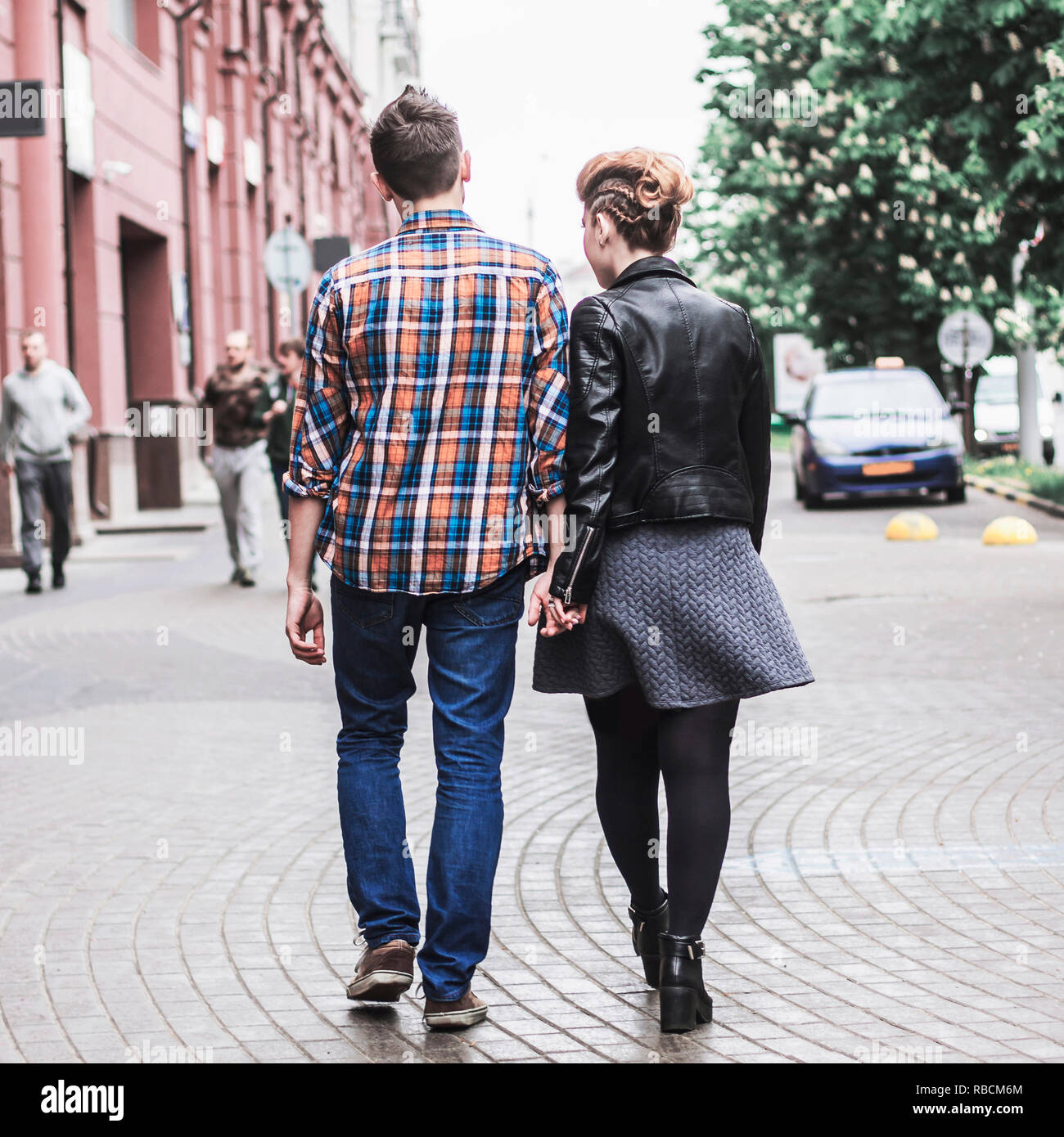 Couple in love marchant dans les rues de la grande ville Banque D'Images