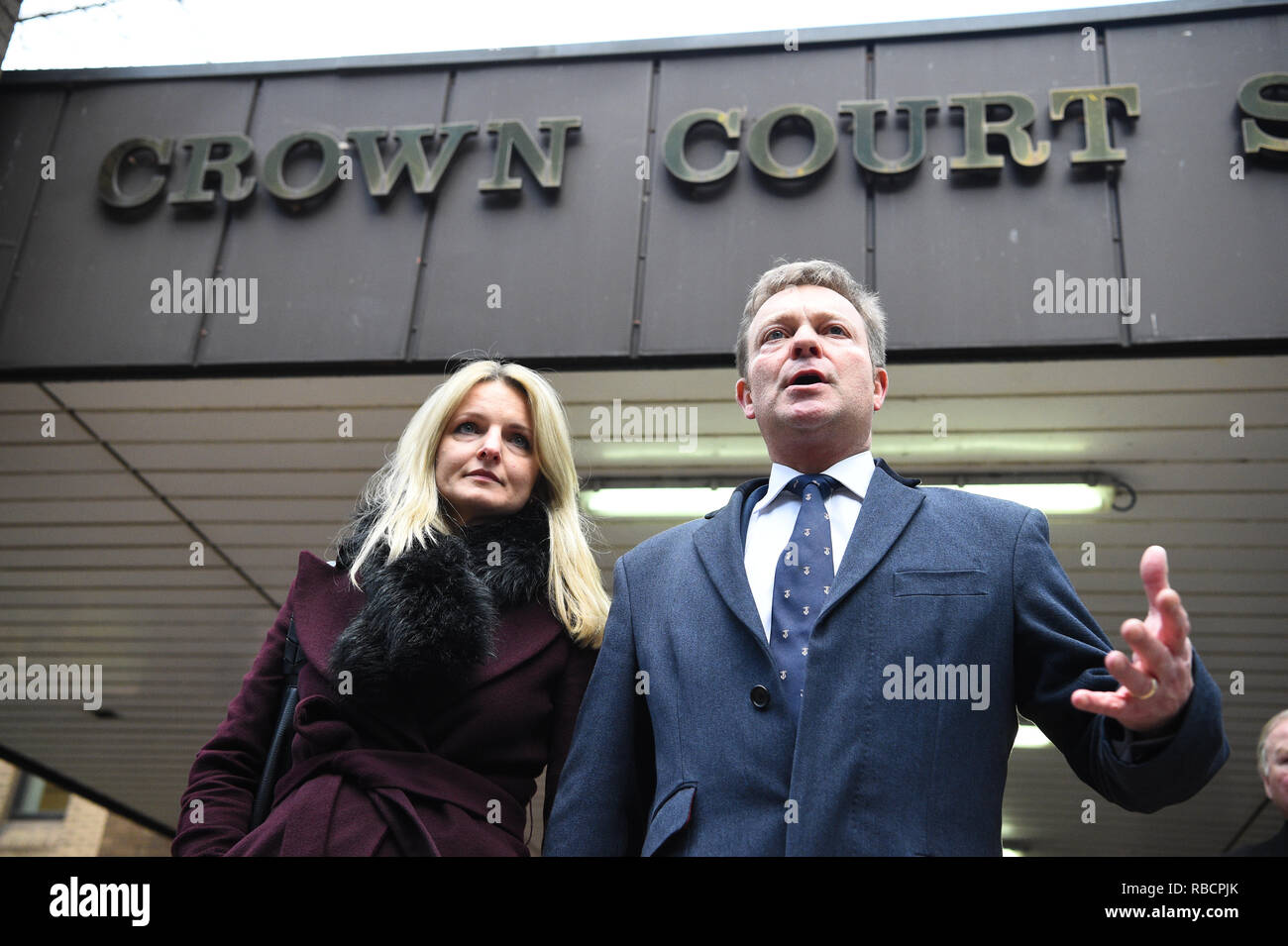 Le député conservateur Craig Mackinlay avec son épouse Kati en dehors de Londres, Southwark Crown Court après qu'il a été innocenté de briser les règles de dépenses électorales dans sa campagne contre l'élection générale 2015 puis chef de l'UKIP, Nigel Farage. Banque D'Images