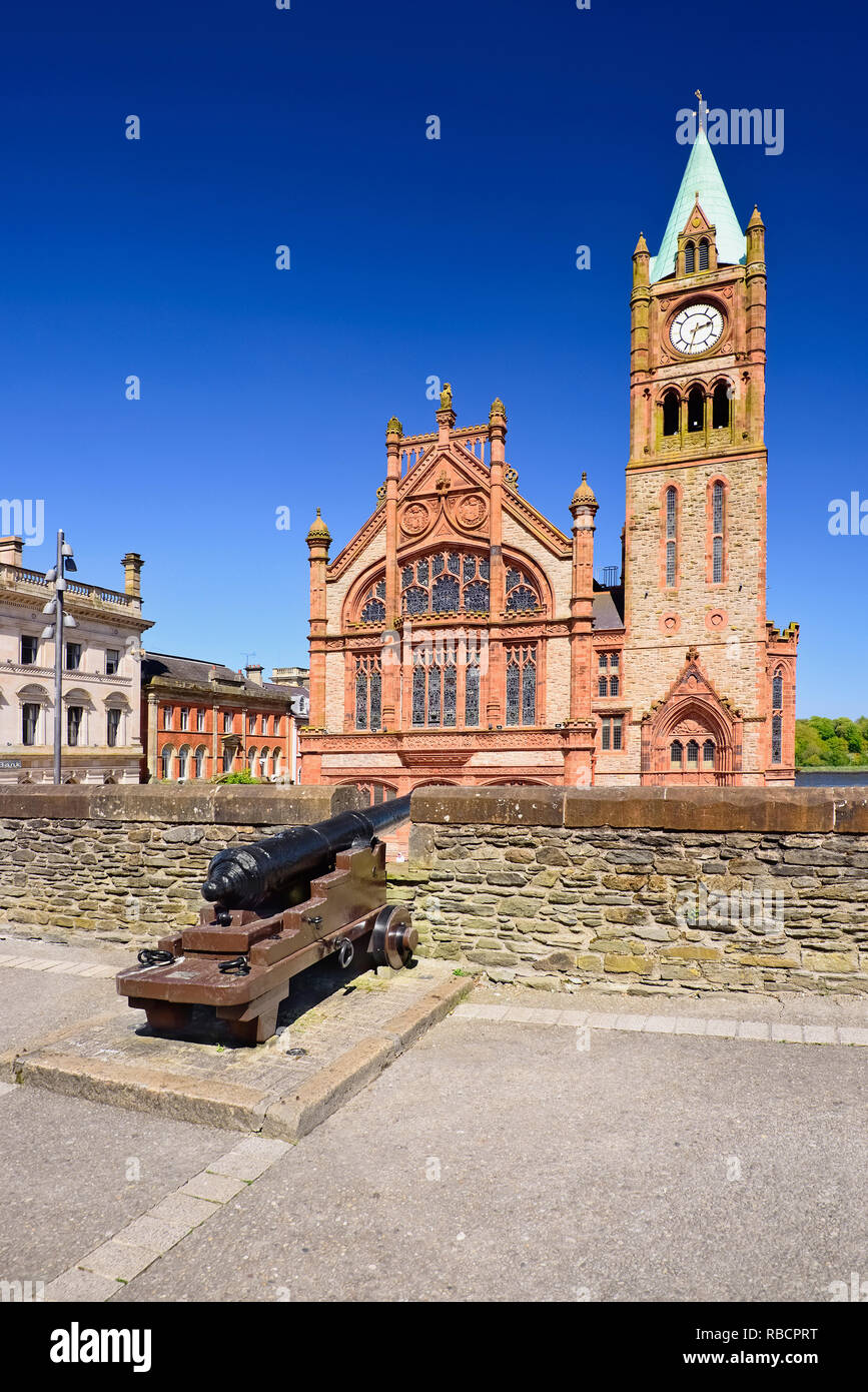 L'Irlande du Nord, comté de Derry, Le Guild Hall, vue de la ville et de ses murs du 17ème siècle avec un canon à l'avant-plan. Banque D'Images