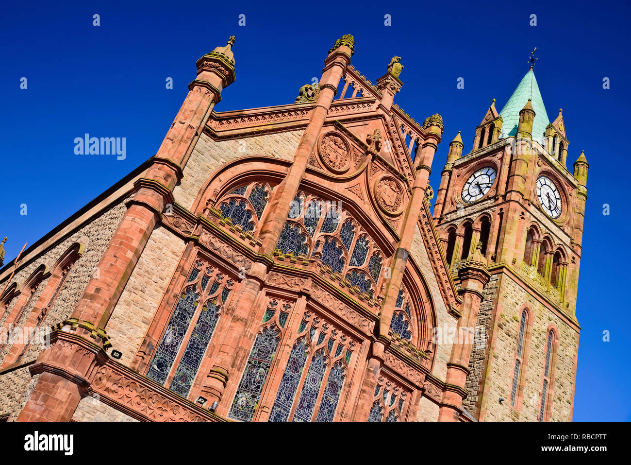 L'Irlande du Nord, comté de Derry, Le Guild Hall, une section de sa façade néo-gothique et la Tour de l'horloge. Banque D'Images