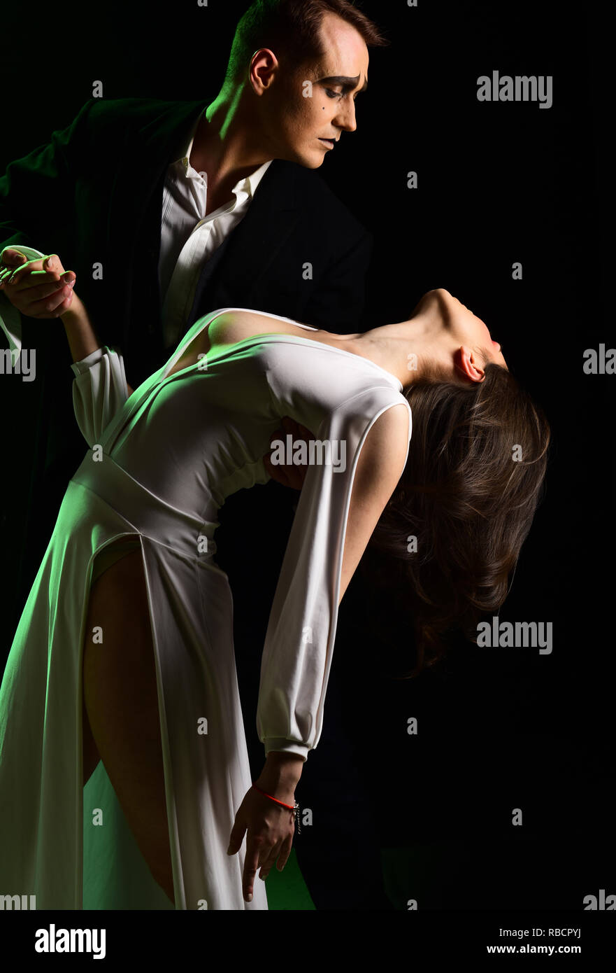 Le drame romantique. Couple in love avec maquillage mime. Couple de mimes effectuer romance sur scène. Les acteurs de théâtre de mimer par motions. Mime l'homme et de la femme dans la loi sur scène romantique Banque D'Images