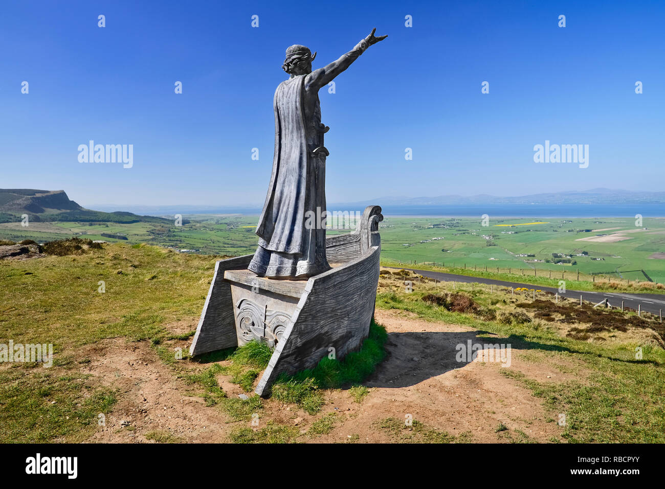 L'Irlande du Nord, comté de Derry, Binevenagh montagne avec une statue de Manannan Ma lir le Dieu celtique de la mer avec vue sur le Lough Foyle. Banque D'Images