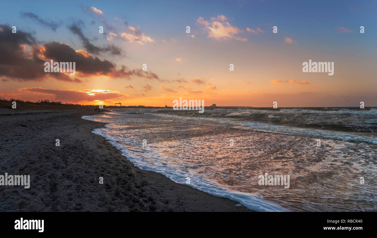 Ostseestrand dans Markgrafenheide zum Sonnenuntergang am Neujahrstag Banque D'Images