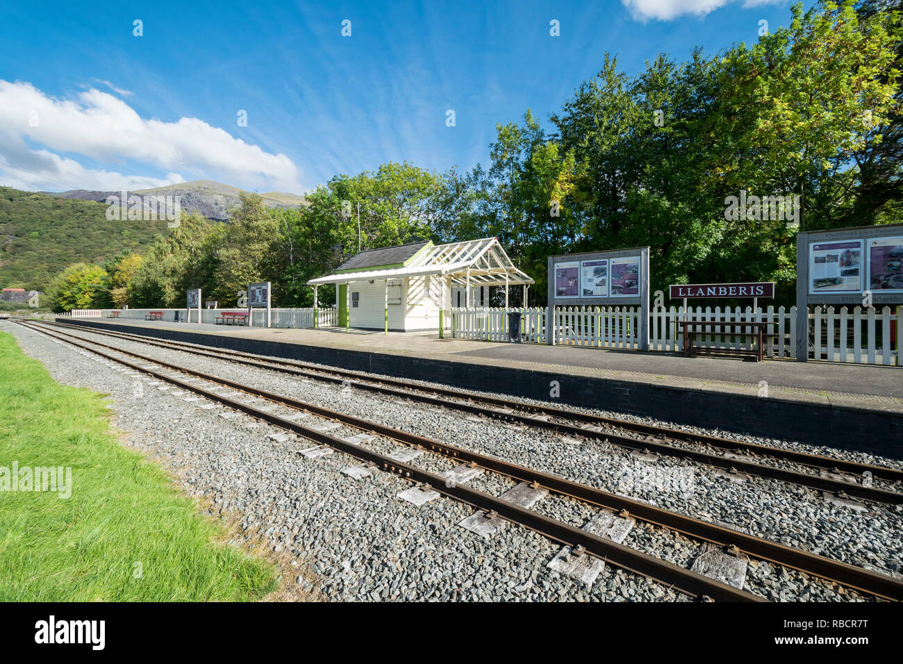 Llanberis Lake Llyn Padarn à côté de chemin de fer dans le Nord du Pays de Galles Banque D'Images