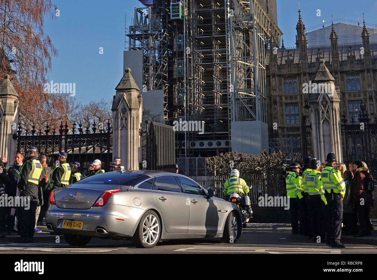 Westminster, London, UK. 8 janvier 2019. Les gardes de police  supplémentaires Premier ministre Theresa May's voiture car il arrive au  Parlement comme Brexit les manifestations se poursuivent à l'extérieur du  Parlement le