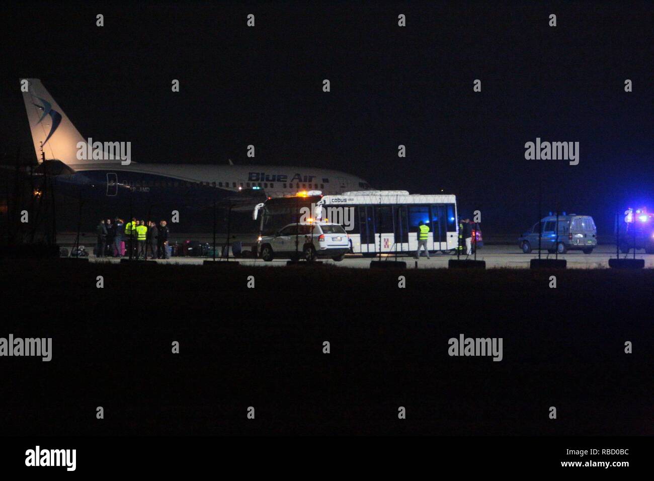 Le chaos à l'aéroport de Caselle, un marocain, qui était supposé être embarqués sur un avion de Royal Air Maroc à destination de Casablanca, s'est échappé, a grimpé sur un hangar menace de se jeter dans un refuge (Costantino Sergi, Turin - 2019-01-08) p.s. la foto e' utilizzabile nel rispetto del contesto dans cui e' stata scattata, e senza intento del diffamatorio decoro delle persone rappresentate Banque D'Images