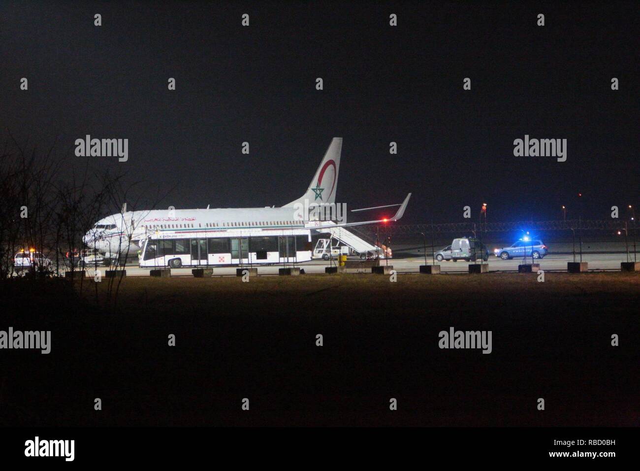 Le chaos à l'aéroport de Caselle, un marocain, qui était supposé être embarqués sur un avion de Royal Air Maroc à destination de Casablanca, s'est échappé, a grimpé sur un hangar menace de se jeter dans un refuge (Costantino Sergi, Turin - 2019-01-08) p.s. la foto e' utilizzabile nel rispetto del contesto dans cui e' stata scattata, e senza intento del diffamatorio decoro delle persone rappresentate Banque D'Images