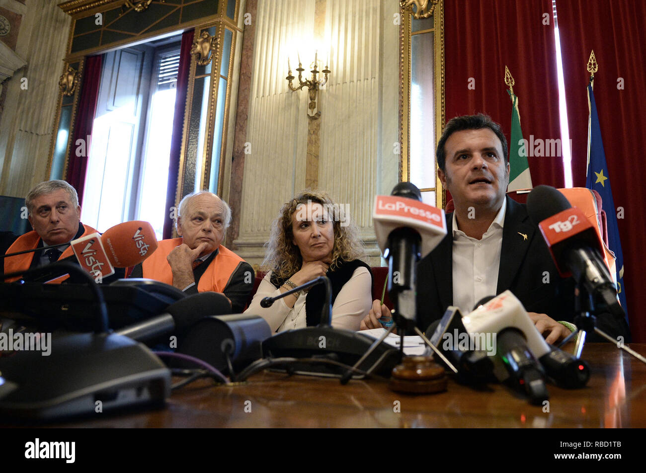 Foto Fabio Cimaglia / LaPresse 09-01-2019 Roma Politica Ministero delle Politiche agricole. Incontro con i gilet arancioni Nella foto Gianmarco Centinaio Photo Fabio Cimaglia / LaPresse 09-01-2019 Roma (Italie) Politique Ministère des politiques agricoles. Rencontre avec le pic de gilets orange Gianmarco Centinaio Banque D'Images