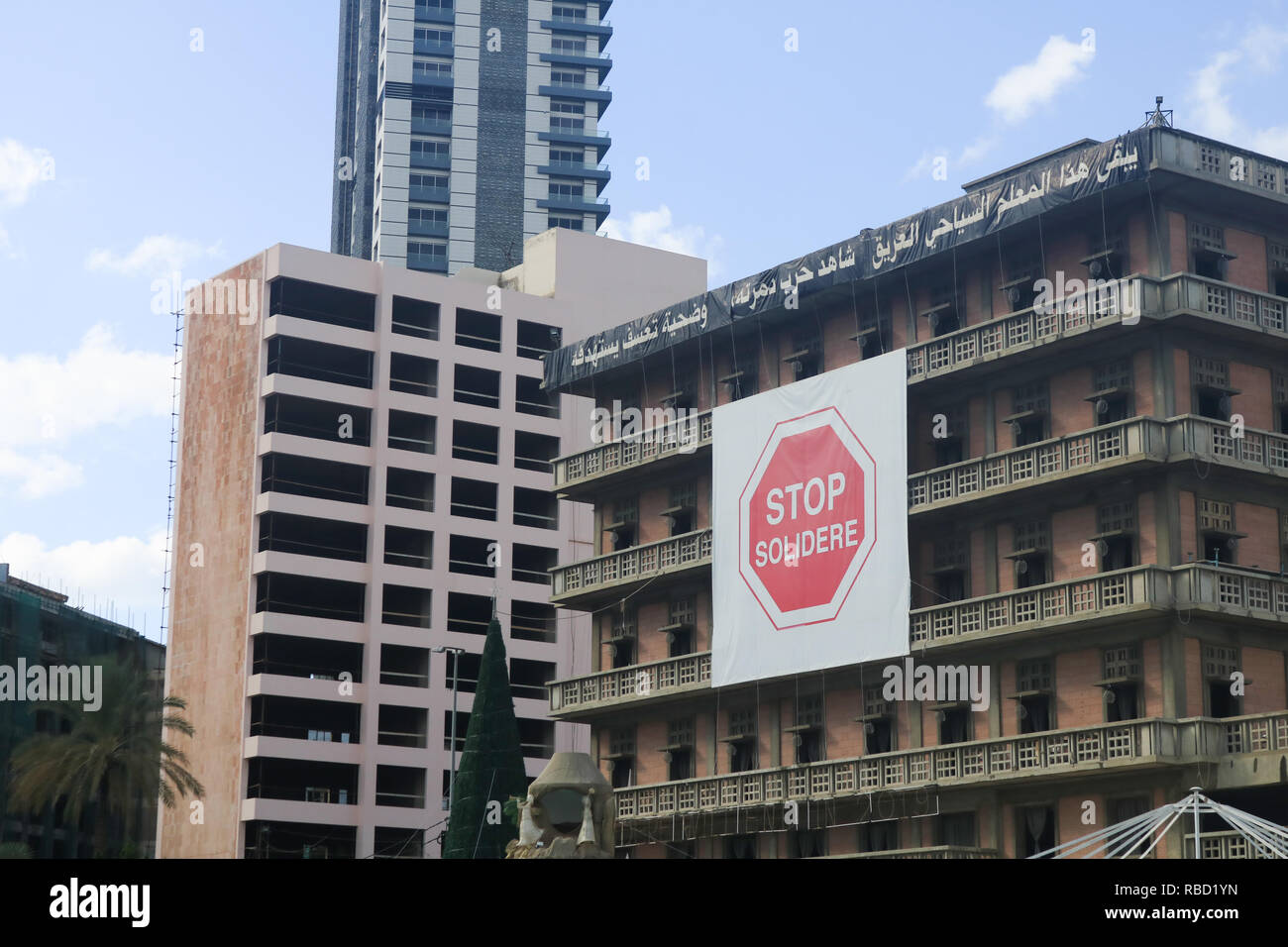 Beyrouth, Liban. Jan 9, 2019. Saint George Hotel un bâtiment historique qui a été gravement endommagé pendant la guerre civile libanaise dont la rénovation est empêché en raison d'un désaccord en cours entre un Solidere Real Estate Holding Company fondée par Rafic Hariri et le propriétaire de l'hôtel Fadi El Khoury Crédit : amer ghazzal/Alamy Live News Banque D'Images