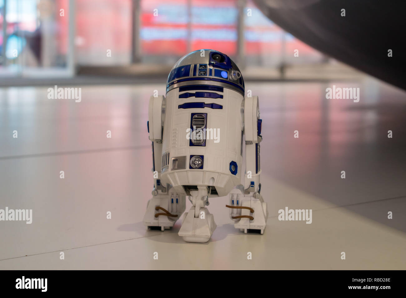 Shanghai, Chine. Jan 9, 2019. Shanghai, Chine - le 10 centimètres de hauteur de robot R2-D2, tirée de l'épisode dans le films de Star Wars, travaille comme agent de sécurité dans un centre commercial à Shanghai, Chine. Crédit : SIPA Asie/ZUMA/Alamy Fil Live News Banque D'Images