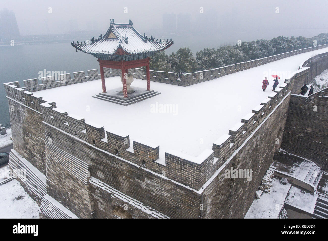 Xiangfan. Jan 9, 2019. Photo aérienne prise le 9 janvier 2019 montre des gens qui marchent au milieu de la neige dans la ville de Xiangfan, Province de Hubei en Chine centrale. Crédit : Yang Dong/Xinhua/Alamy Live News Banque D'Images