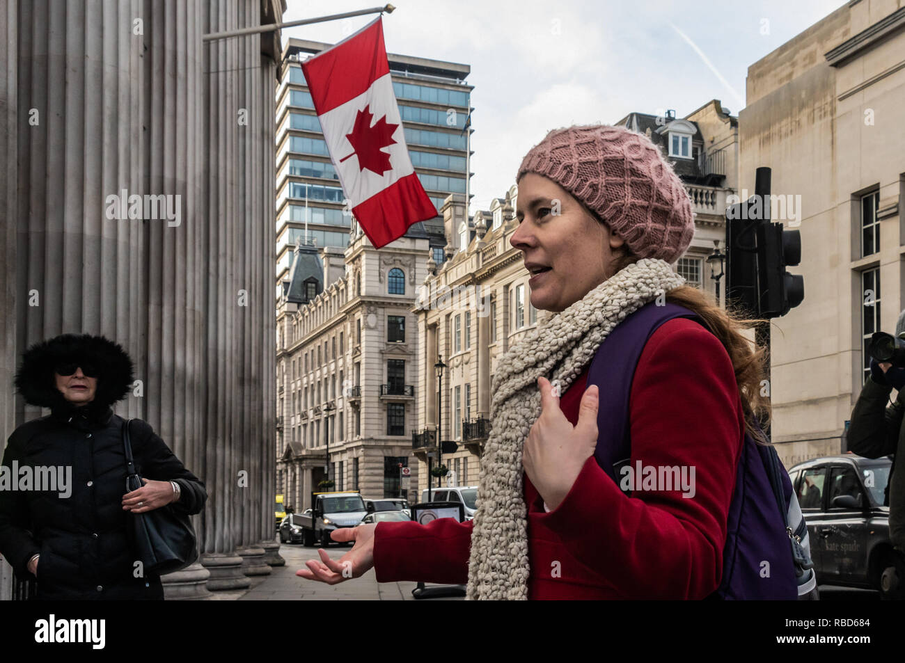 9 janvier 2019 - Londres, Royaume-Uni. 10 janvier 2019. Les militants de l'ambassade .protester en solidarité avec les Wet'suwet'en, de la Colombie-Britannique, 14 de .qui ont été arrêtés sous la menace d'arrêter la construction d'un pipeline pour transporter .fracturée du gaz dans leur patrie. Ces peuples .les gens n'ont jamais signé de traités avec le Canada ou renoncé à l'homme et .le titre de ces terres et ils disent que le Canada viole Anuk Nu'at'en .(Wet'suwet'en droit) et ses propres lois coloniales. Ils disent que le projet de pipeline de gaz naturel .va ajouter 8,6 millions de tonnes de carbone par an d'ici 2030 .ajout d'hu Banque D'Images