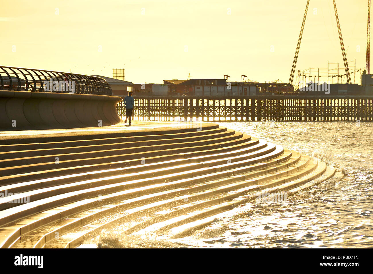 Blackpool, Royaume-Uni. Jan 9, 2019. Silhouette d'un runner sur la promenade près de la jetée sud sur une journée calme en janvier. Crédit : Kevin Walsh/Alamy Live News Banque D'Images