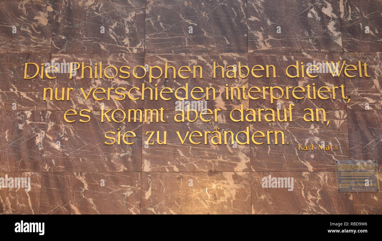 Citation De Karl Marx Hall D Entree Batiment Principal L Universite Humboldt En Vertu De La Tilleuls Milieu Berlin Allemagne Zitat Von Karl Marx Foyer Photo Stock Alamy